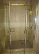 Cabine de douche en céramique travertine avec portes en verre